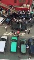 Un homme fou pète un câble et tente d’écraser des passants dans une rue.