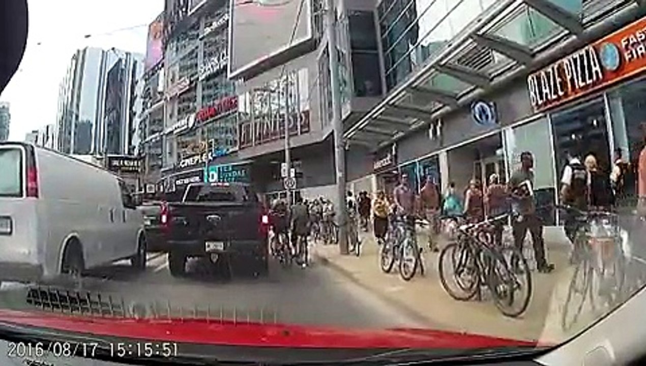 Ce coursier à vélo percute un vélo en forçant le passage !