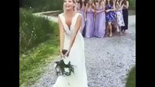 La réaction de ce mec quand sa copine va attraper le bouquet de la mariée est juste MAGIQUE !
