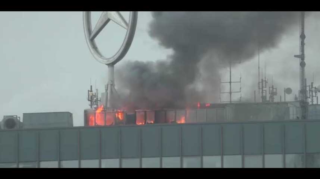 Un incendie sur le toit d'un célèbre gratte-ciel de Berlin