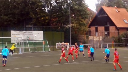 Il se fait une passe avec la barre et marque d'une volée sublime