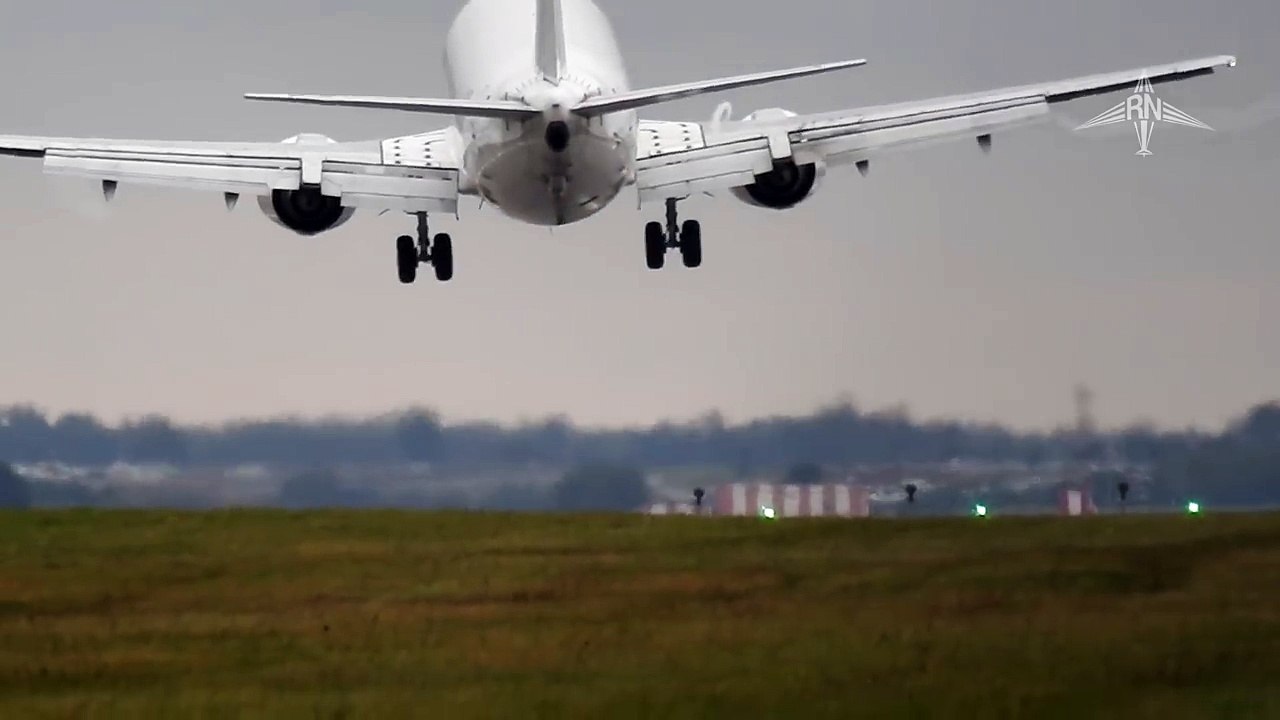 Crosswind landing results in almost crash - Boeing 737 hard touchdown   go around, Prague (LKPR)