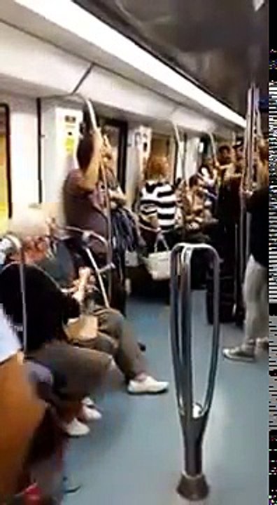 Un papy demande à sa femme de danser pendant qu’un artiste chante dans le métro Barcelone