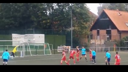 Il se fait une passe avec la barre et marque d'une volée sublime