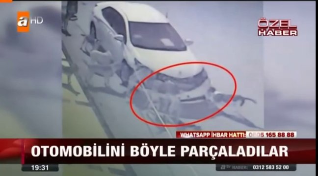 Köpek Çetesi Arabaları Parçalıyor Gelde Gülme Buna =D