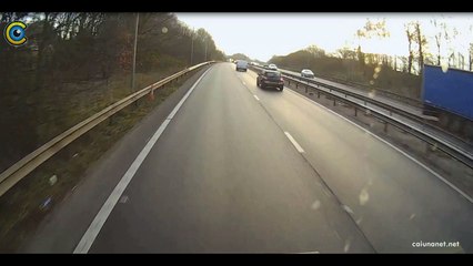 Caminhão faz sanduíche com Ford fiesta após acidente em estrada