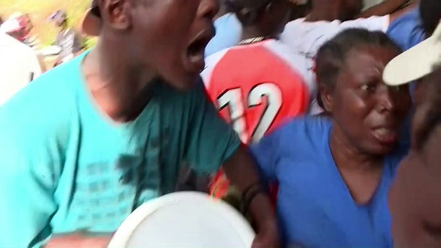 Haitianos brigam em fila por suprimentos
