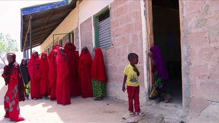 La escuela, escape de la tradición para niñas esposas en Kenia