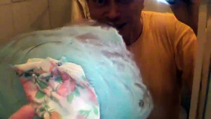 Видео про грязное пятно на зеркале — Я вытираю грязное зеркало салфеткой