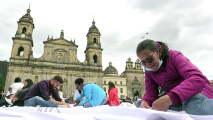 Colombianos bordan bandera con nombres de víctimas del conflicto