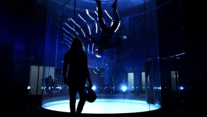 Superbes jeux de lumières par ces acrobates en chute libre - Lumières LED
