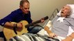 Il joue de la guitare et chante à son père mourant à l'hôpital