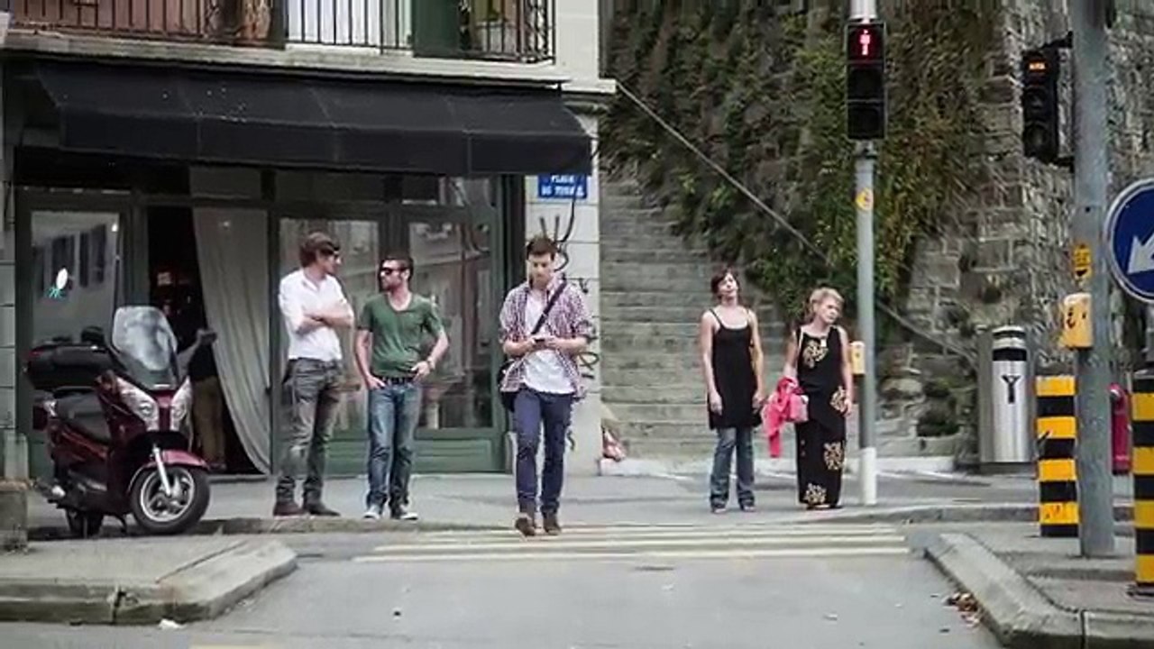 Il marchait dans la rue en regardant son téléphone portable quand soudain, il s'est produit quelques chose d'atroce ! Tous les passants sont restés sous le choc...