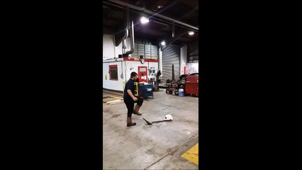 Il a voulu faire le con il est servi! FAIL douloureux