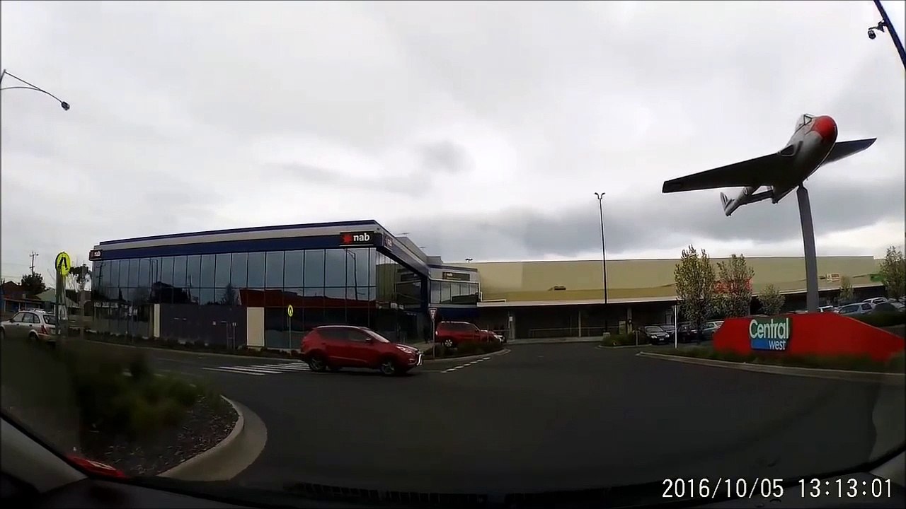 Il rate son virage et éclate une autre voiture