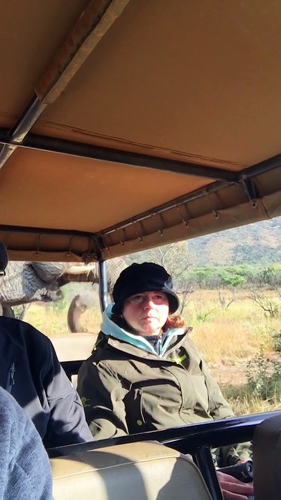 Un safari un peu flippant... Regardez la tête du gars!