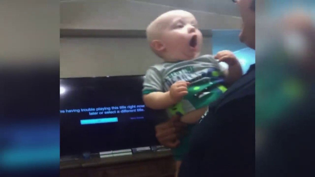 Bébé n'aime pas la nouvelle coupe de cheveux de papa