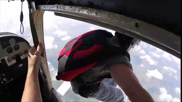 Ce skydiver perd sa chaussure en sautant et la rattrape en vol!