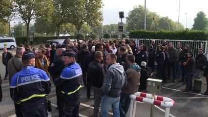 Rassemblement en l'honneur des policiers attaqués dans l'Essonne