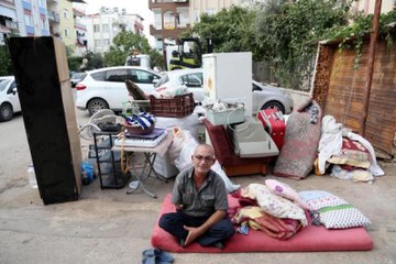 Eşyalarıyla Sokakta Yaşıyor