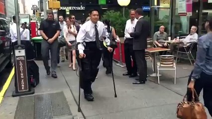 un homme Paraplégiques utilise un exosquelette pour se promener