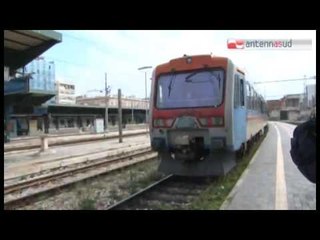 Télécharger la video: TGSRVott11 ferrovie sud est doppio macchinista