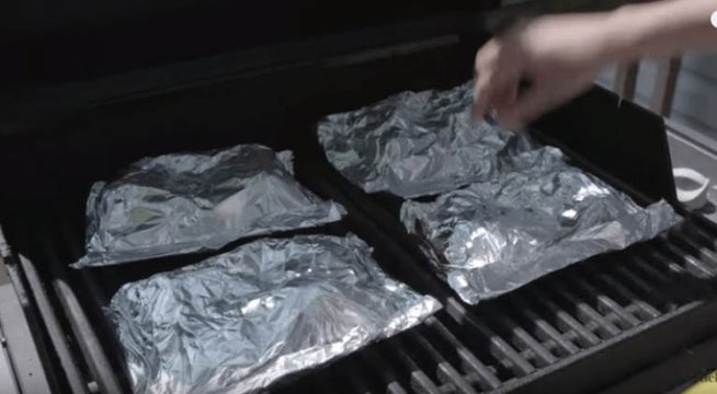 Fecha num saco os camarões com outros ingredientes... O resultado é uma deliciosa explosão de sabores!