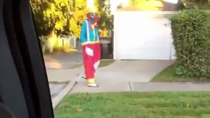 Ils font fuir un clown qui préparait une blague avec un moyen très persuasif
