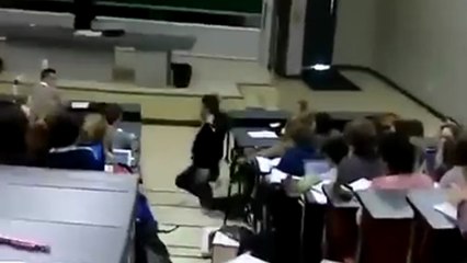 Ce mec pète un plomb dans une université