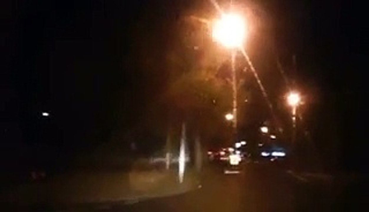 Un homme corrige un clown qui faisait peur aux automobilistes en pleine nuit