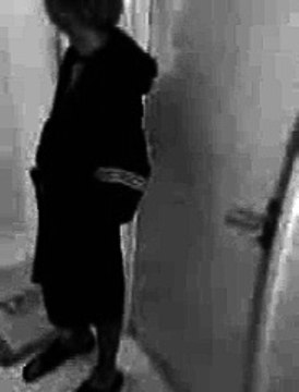 Il va chier devant la porte du voisin mais il ne ce doute pas qu'il est filmer !