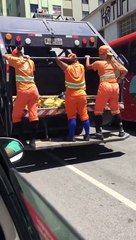 Au Brésil, des ramasseuses d'ordures twerkent à l'arrière de leur camion