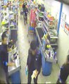Görüntüler Polisi Bile Şaşırttı; Gaspçılar Soygun Yaparken Müşteriler Alışverişe Devam Etmiş