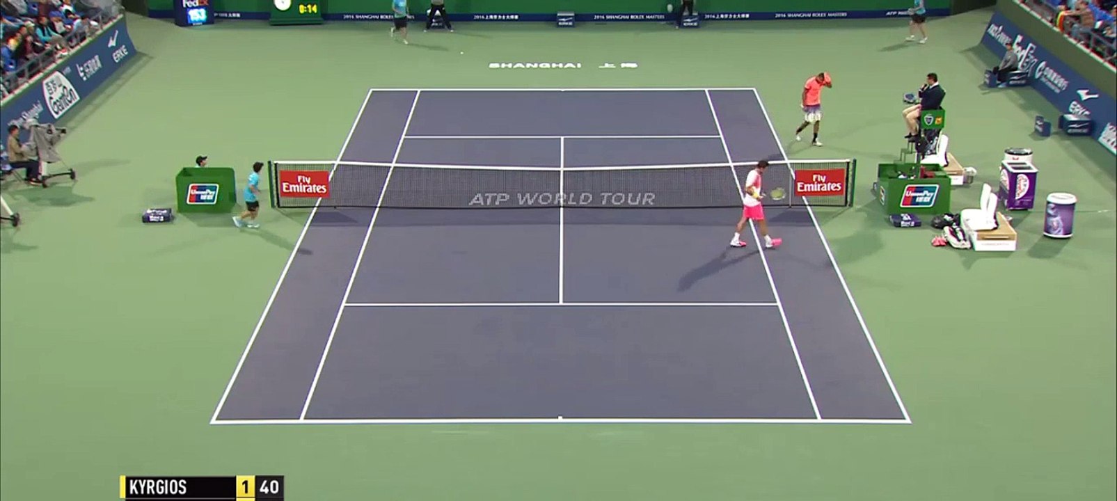 Nick Kyrgios balance son match avec un service ridicule...