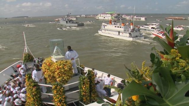 Círio de Nazaré: Fiéis lotam embarcações durante romaria nas águas