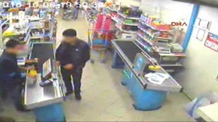 Görüntüler Polisi Bile Şaşırttı; Gaspçılar Soygun Yaparken Müşteriler Alışverişe Devam Etmiş