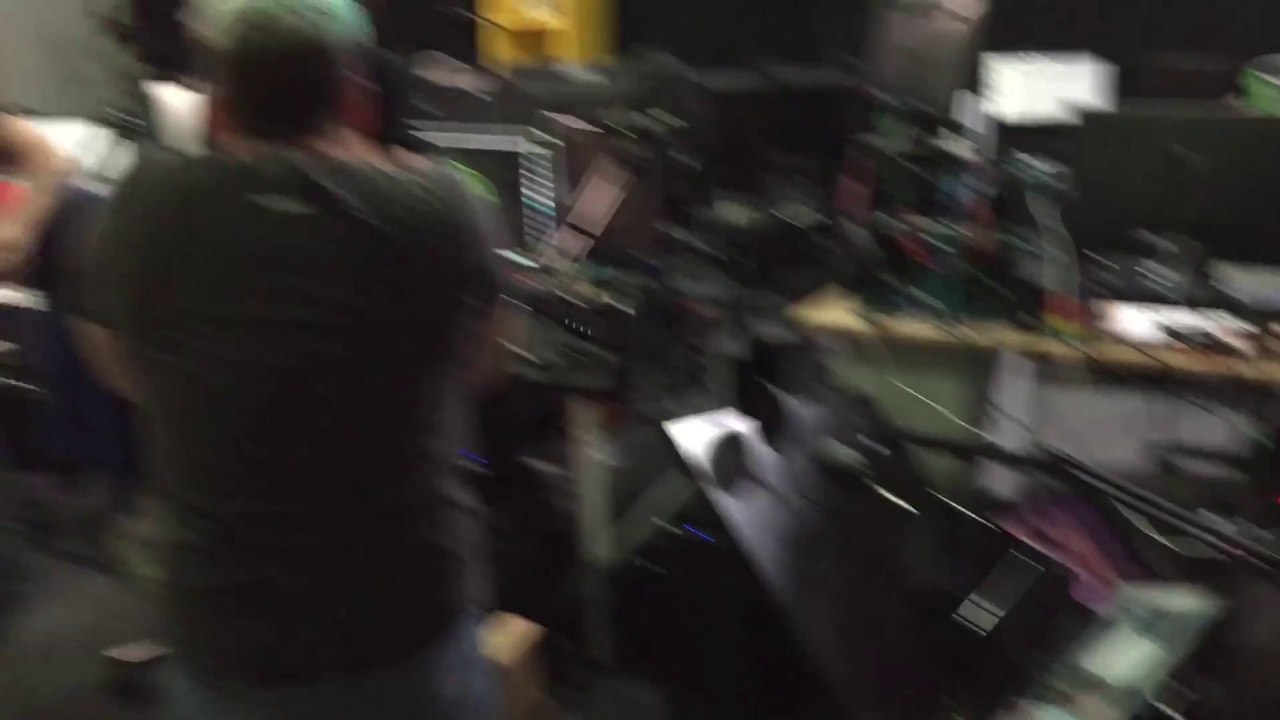 Détruire le bureau de taf d'un collègue d'un coup de pied !!