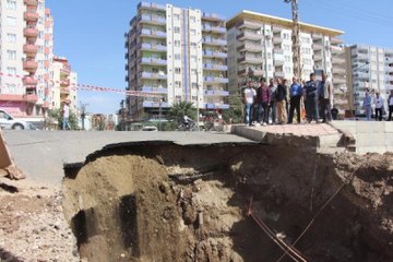 Su Sızıntısı Nedeniyle Kayan 13 Katlı Apartman Boşaltıldı