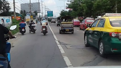 Il fait tomber deux personnes d'un scooter en mettant un coup de pied !