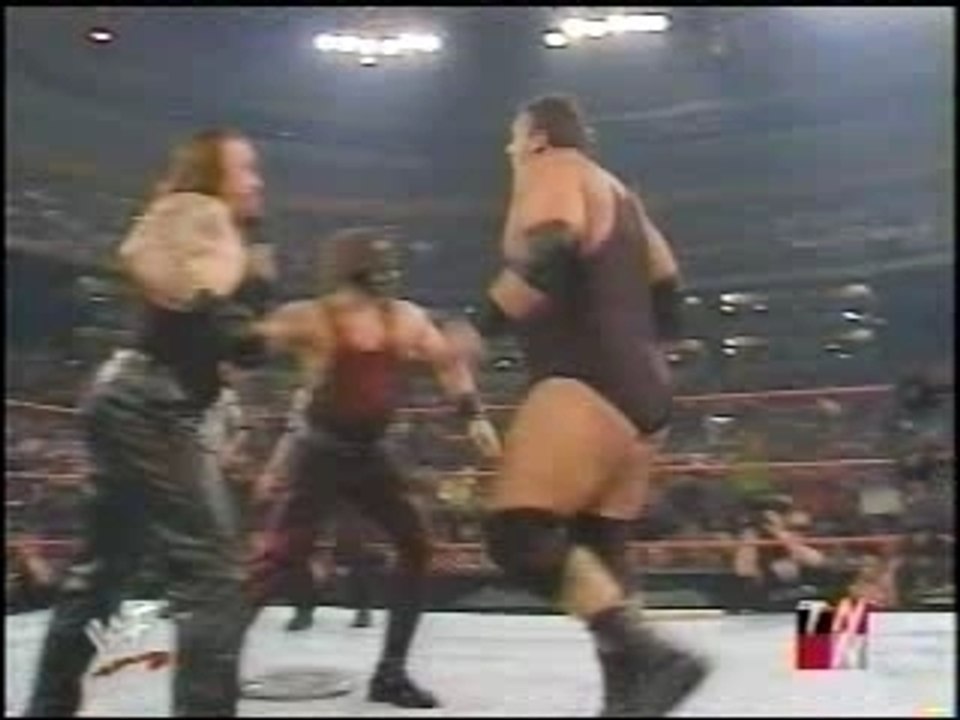 WWE - Kane & Undertaker Chokeslam Big Show