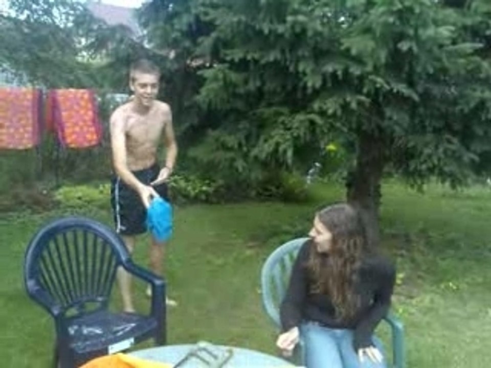 Geoffrey saute dans la piscine
