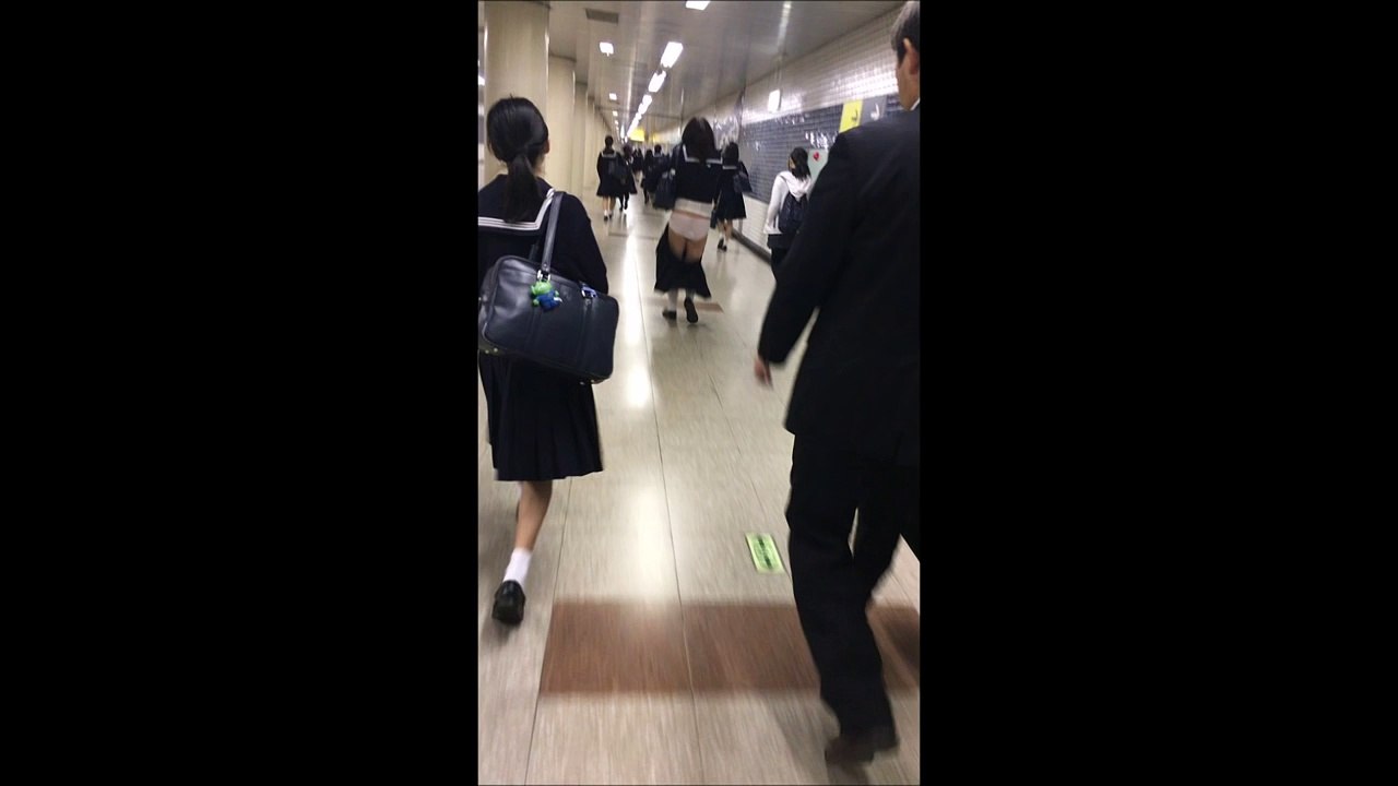 【完全終了】少女、駅でパンツ丸出しになる