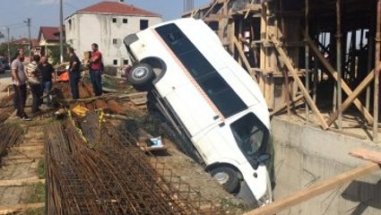 Kocaeli Freni Boşalan Öğrenci Servisi İnşaat Alanına Düştü: 5 Yaralı