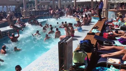 Quand la piscine de ce bateau de croisiere se transforme en piscine à vague incroyable