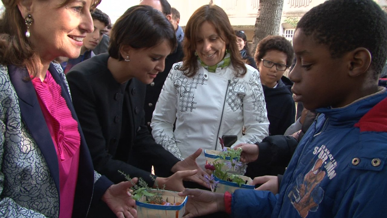 Semaine du climat 2016 : Ségolène Royal et Najat Vallaud-Belkacem visitent un collège dans le 20ème à Paris