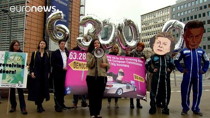 Barroso 'Goldman Sachs' petition handed to EU officials