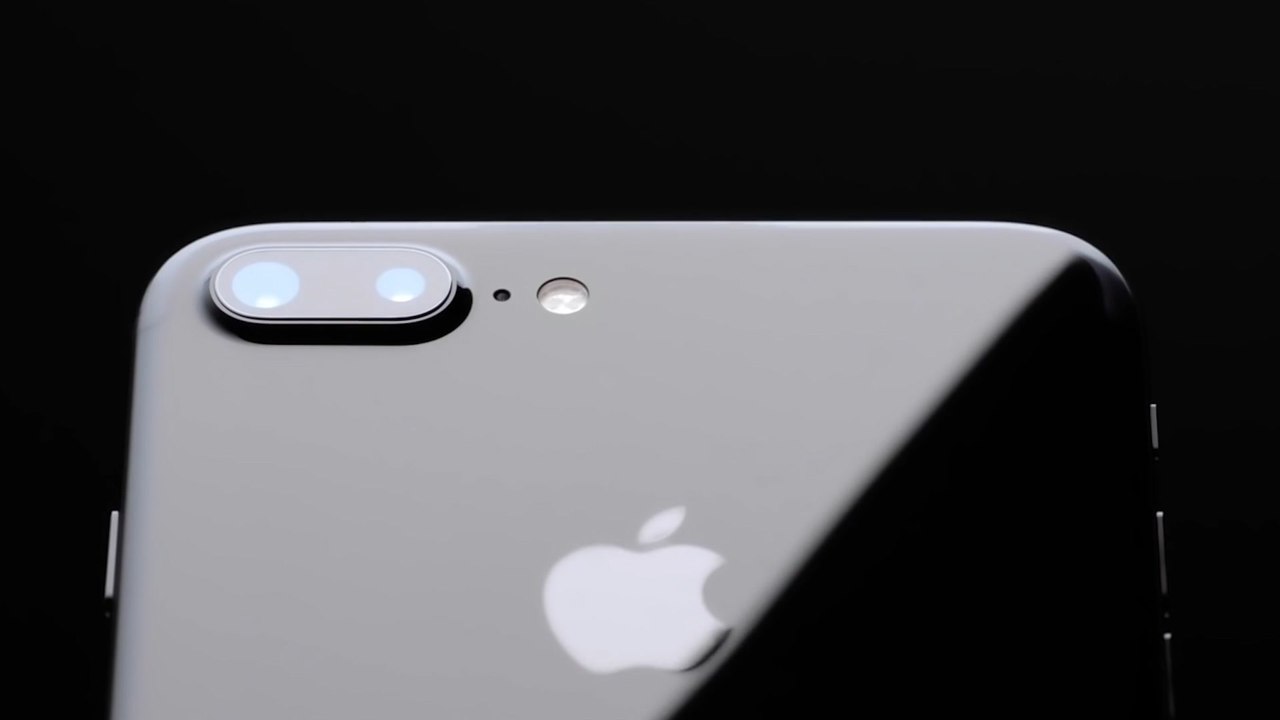 Apple gives a lesson in 'courage'