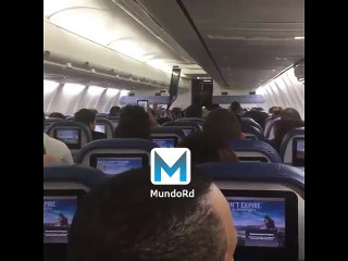 Mozart la para improvisando en un avion a peticion de los presentes
