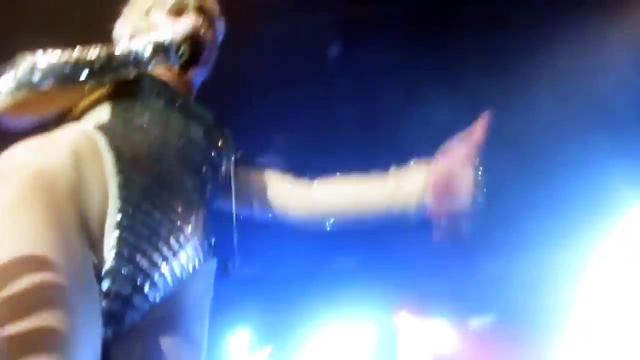 Miley Cirus se lâche en concert et laisse ses fans la tripoter allègrement vraiment partout