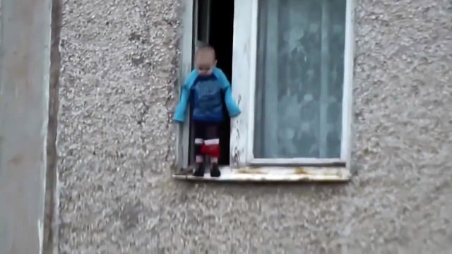 Ребенок в открытом окне на 8 этаже